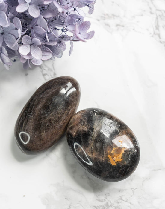 Kuukivi Black Moonstone , suuri ja hiottu jumbokoko 6-7cm - Tarotpuoti