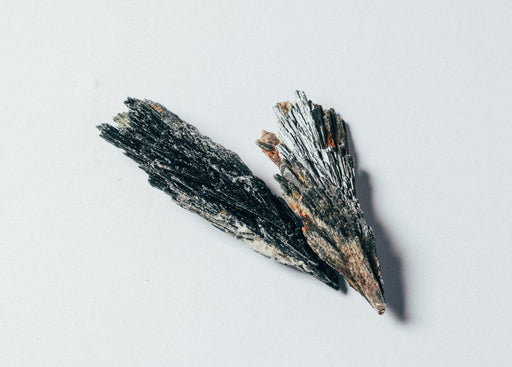 Musta Kyaniitti raakapala 4-8cm Brasilia - Tarotpuoti