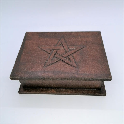 Puinen laatikko pentagrammilla - Tarotpuoti