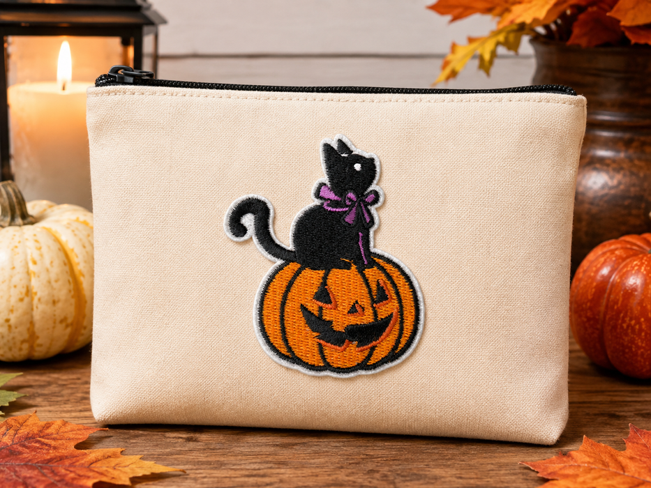 Black Cat on Pumpkin – kangasmerkki