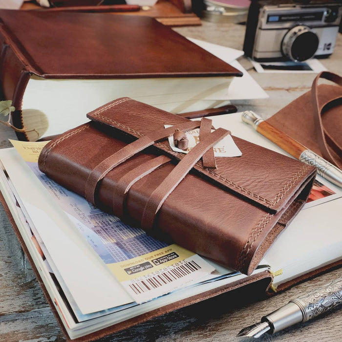 Medioevalis nahkakantinen muistikirja vaihdettavalla sisuksella – Legatoria Koiné