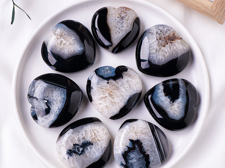 Musta Akaattisydän – Voimaa, Suojelua ja Sisäistä Tasapainoa