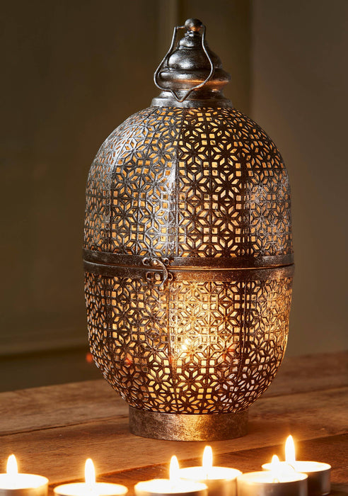 Kukkakuvioinen koristelyhty – suuri, musta-hopea 21 x 21 x 42 cm.