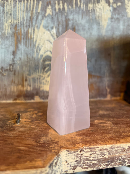 Mangano kalsiitti obeliski n. 9-12cm