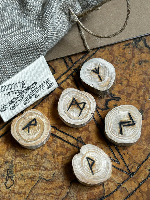 Täydenkuun aikana syntyneet riimut – katajasta