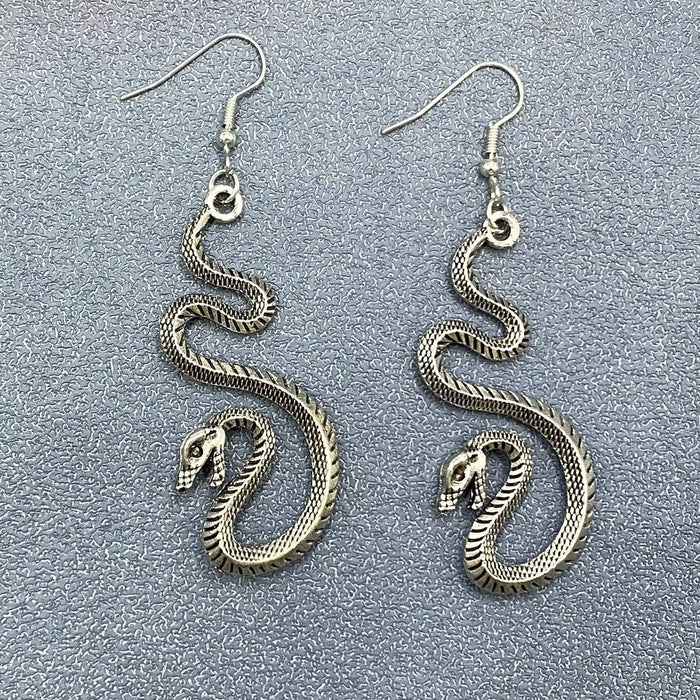 Roikkuvat käärmekorvakorut