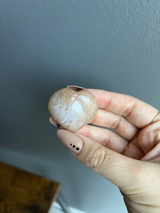 Mini Peach Moonstone -kristallisydän