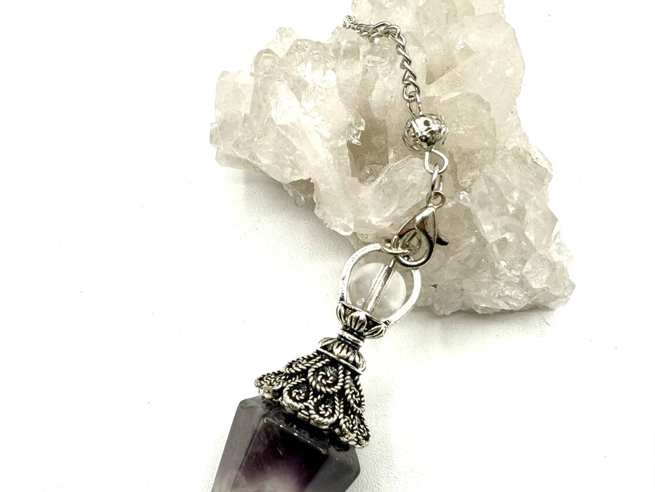 Ametsitiheiluri koristeellisella hopeoidulla kruunulla