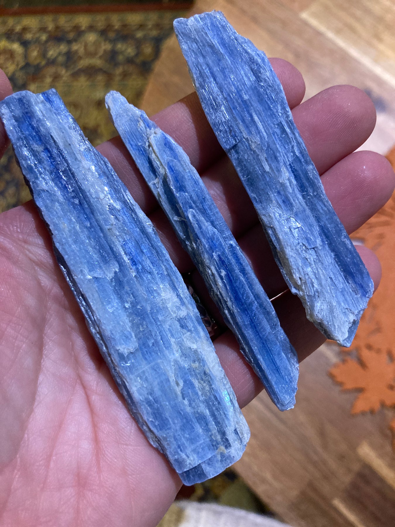 Balar, klumpar och kristaller av råolja