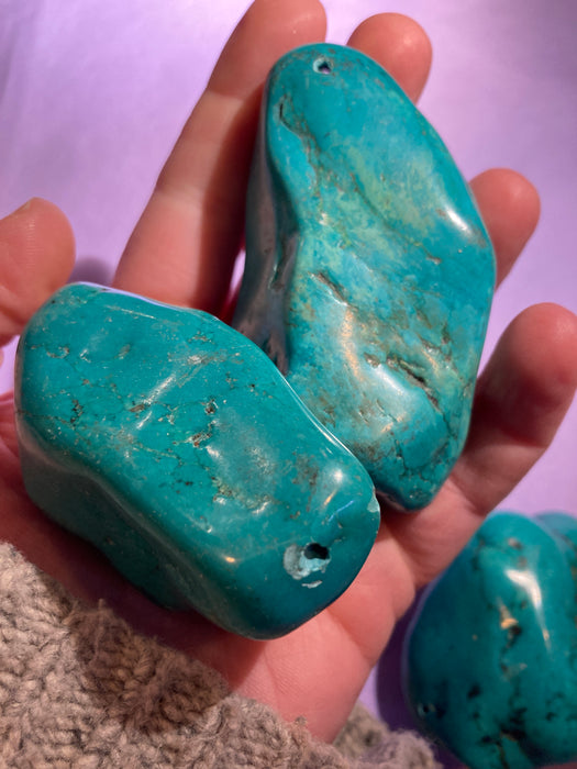 Turkoosikimpale reiällä n.4x6cm