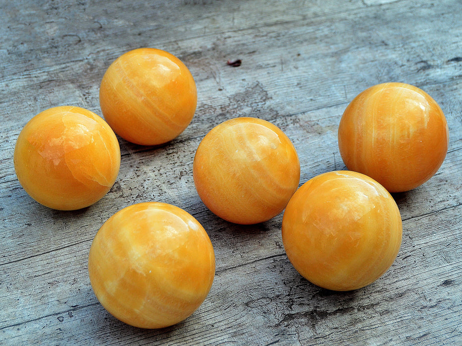 Orangefarbene Calcitkugel – (55 mm – 65 mm) 