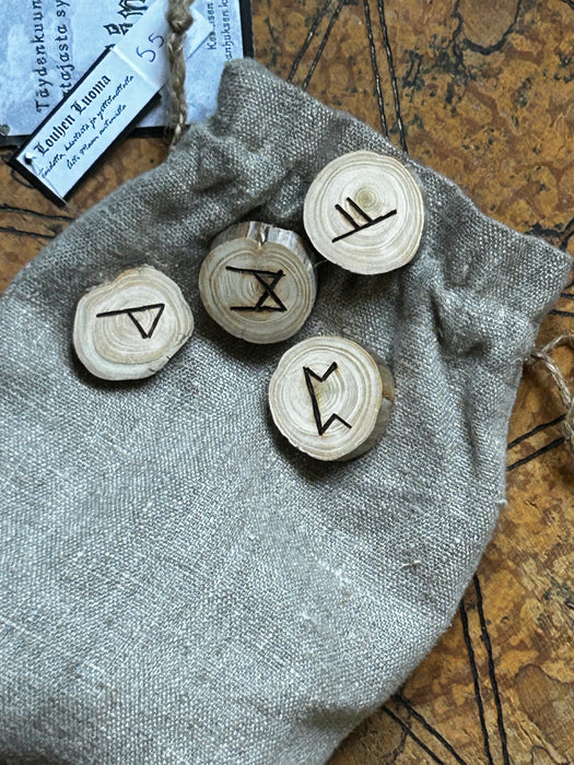 Täydenkuun aikana syntyneet riimut – katajasta