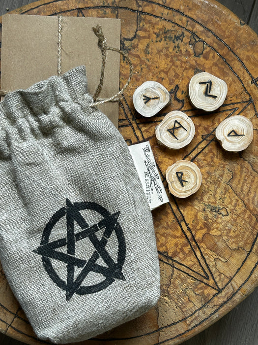 Täydenkuun aikana syntyneet riimut – katajasta