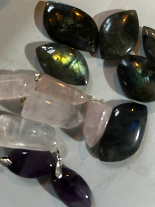 Kristalliriipus erilaisia (H)