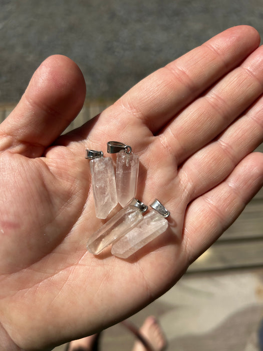 Vuorikristalli raakakärkiriipus n. 2-3cm