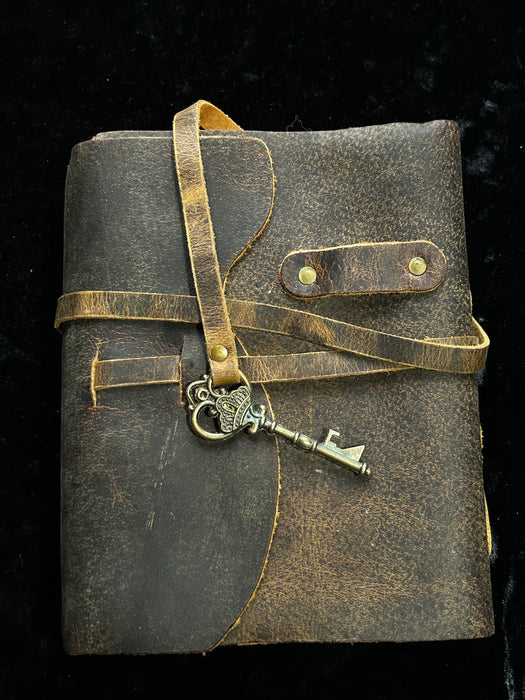 Nahkakantinen Muistikirja avaimella