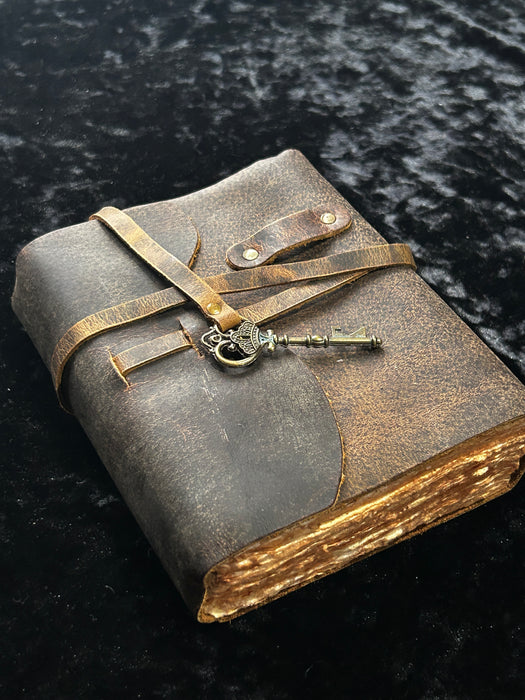 Nahkakantinen Muistikirja avaimella