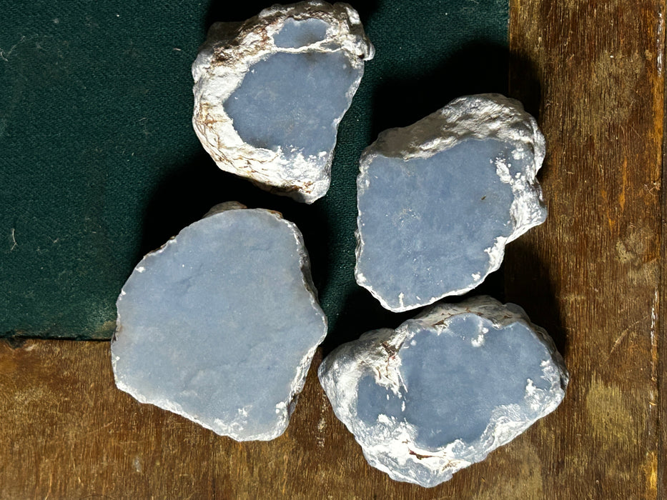 Puoliraaka angeliiitti, yksi kiillotettu sivu koko n. 4-7cm