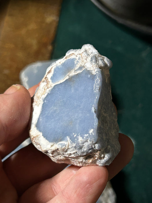 Puoliraaka angeliiitti, yksi kiillotettu sivu koko n. 4-7cm