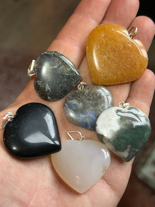 Sydämen muotoinen kristalliriipus 2-4cm