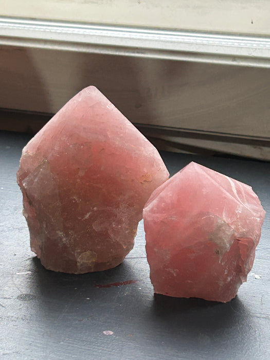Puolikiillotettuja ruusukvartsi-kärkiä