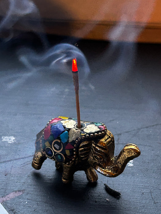 Intialainen norsu suitsuketeline