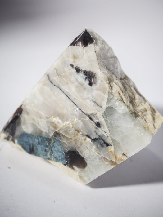 Apatiitti-maasälpä-kvartsi-turmaliini palat Viitaniemi - Woiman kivi