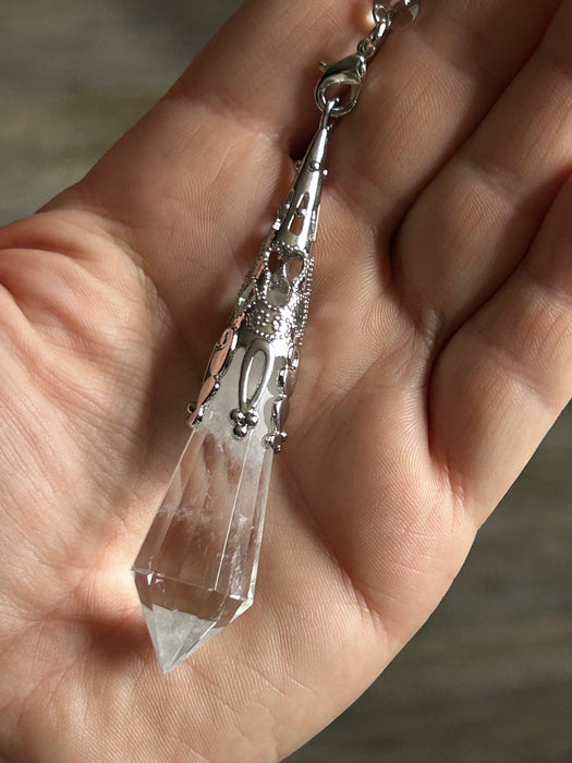 Kristallieiluri –art deco -tyyliä, hopeanvärinen