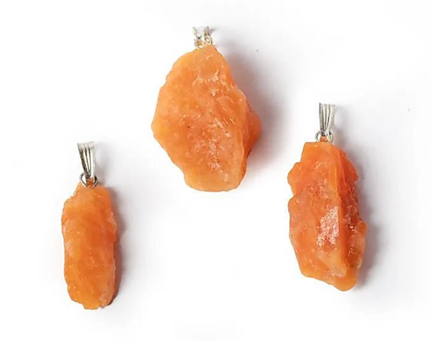 Oranssi kalsiittiriipus raakapalasta  n. 2-3cm