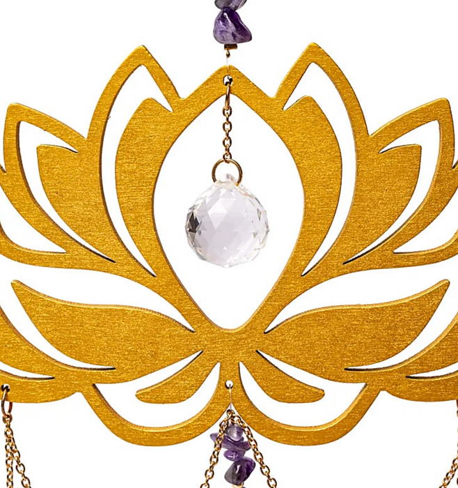 Lotus-aurinkosieppari ametistilla ja kristallipalloilla