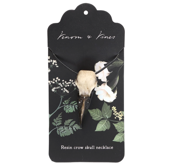 Variksenkallo riipus nauhassa