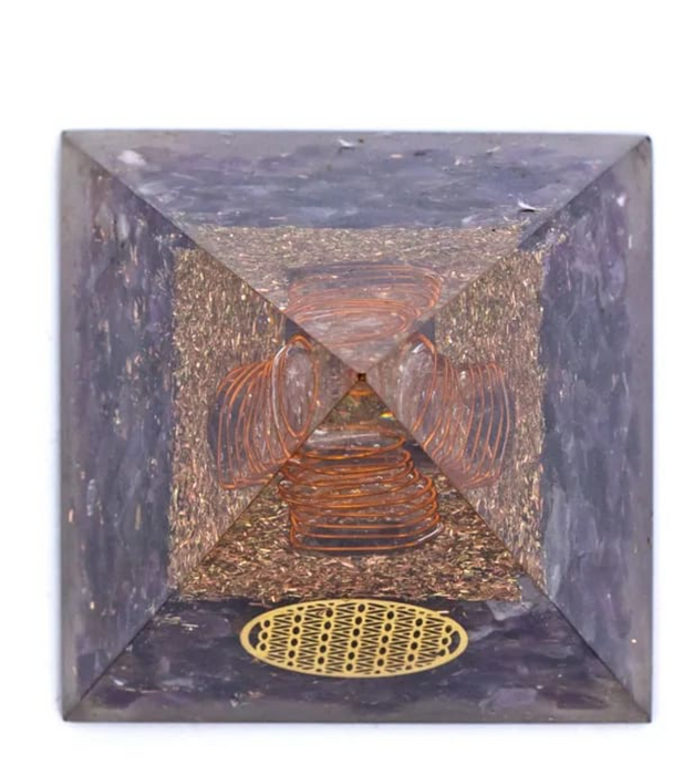 Orgoniittipyramidi ametistilla elämänkukan symbolilla  ± 5 x 5 x 8cm