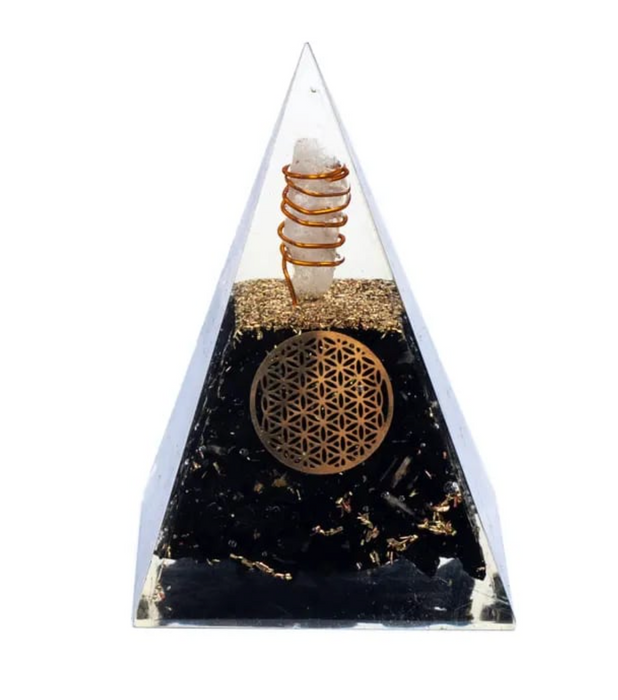 Orgoniittipyramidi mustalla turmaliinilla elämänkukan symbolilla  ± 5 x 5 x 8cm