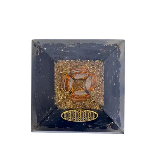 Orgoniittipyramidi mustalla turmaliinilla elämänkukan symbolilla  ± 5 x 5 x 8cm