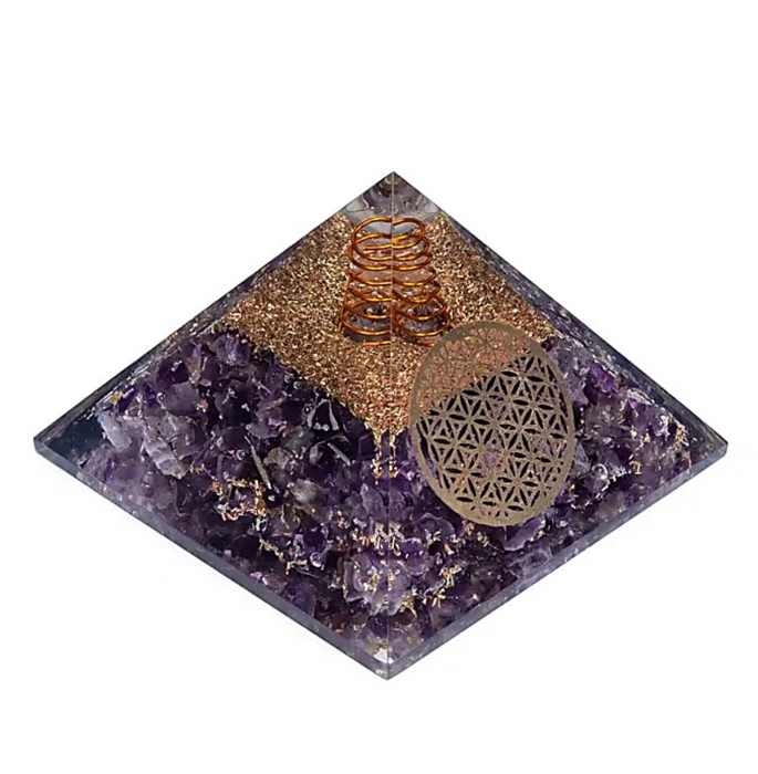 Orgoniittipyramidi ametistilla elämänkukan symbolilla   ± 7 x 7 x 6cm