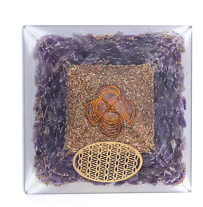 Orgoniittipyramidi ametistilla elämänkukan symbolilla   ± 7 x 7 x 6cm