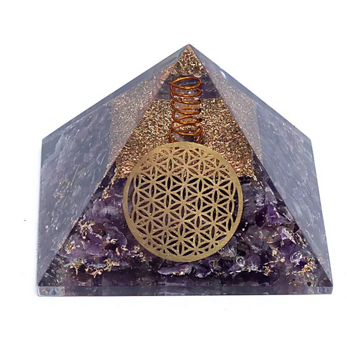 Orgoniittipyramidi ametistilla elämänkukan symbolilla   ± 7 x 7 x 6cm