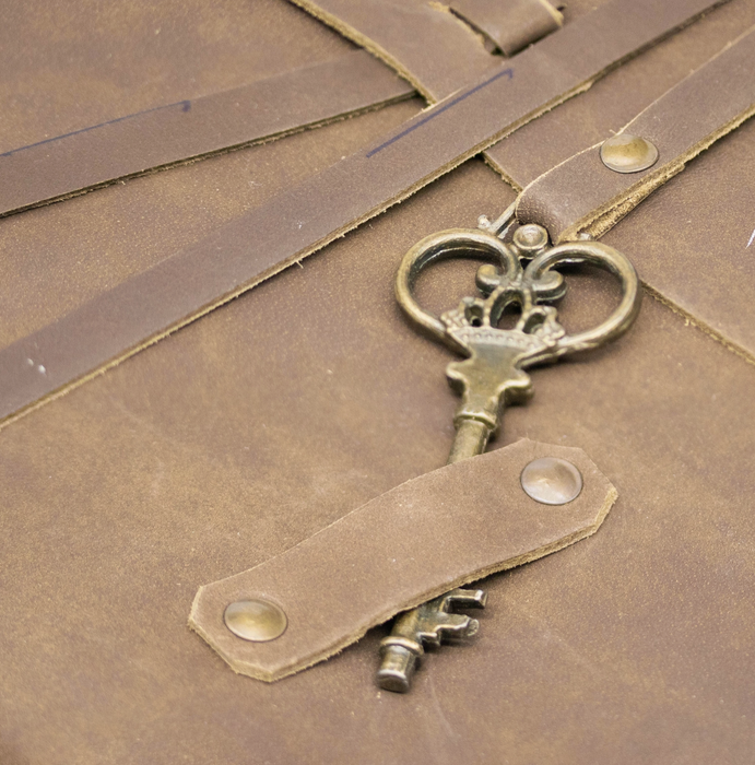 Nahkakantinen Muistikirja avaimella