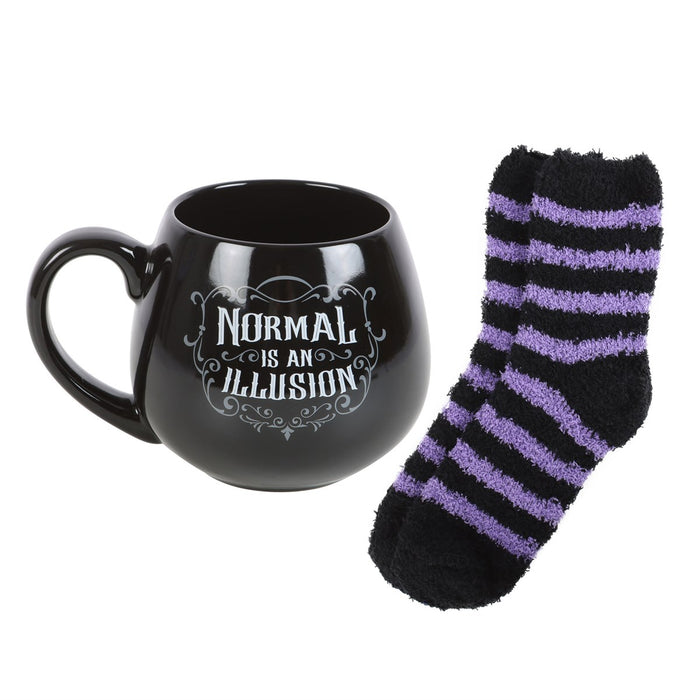 Normal ist eine Illusion – Set aus Tasse und flauschigen Socken