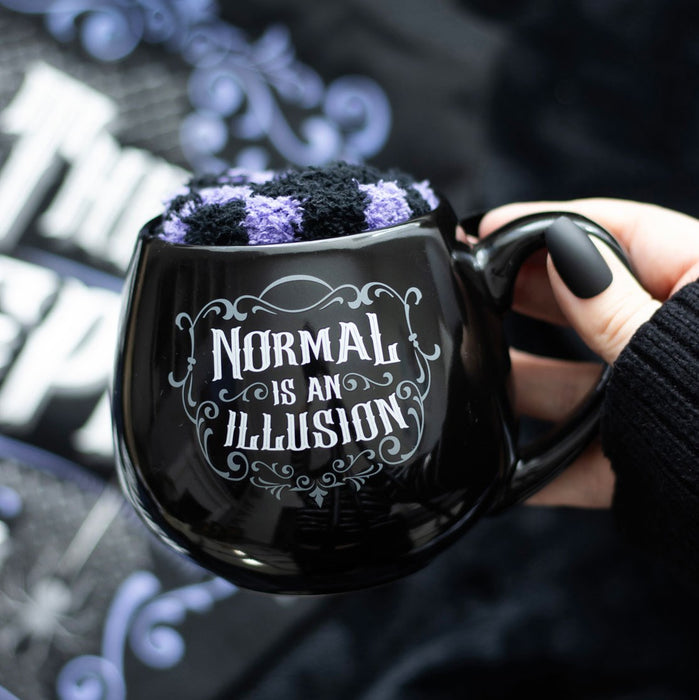 Normal ist eine Illusion – Set aus Tasse und flauschigen Socken