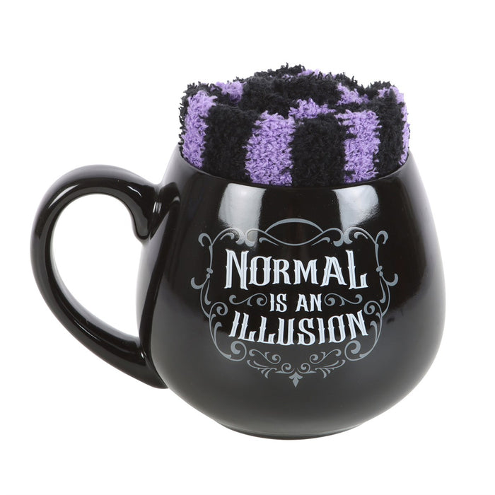 Normal ist eine Illusion – Set aus Tasse und flauschigen Socken