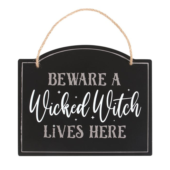 Schild „Vorsicht, hier lebt eine böse Hexe“.