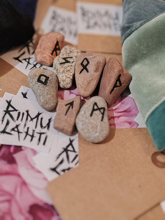Kirsti Runavikin luomat maagiset kiviriimut