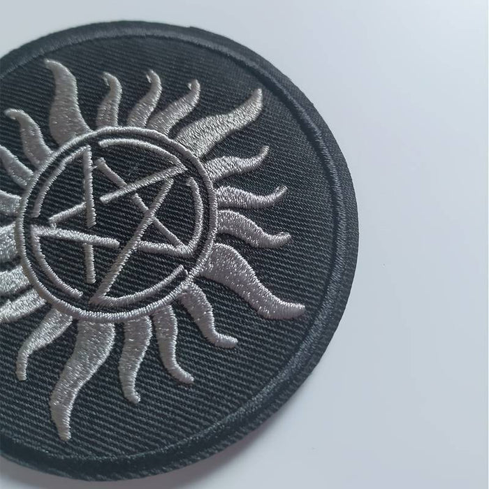 aurinko ja pentagrammi kangasmerkki 8cm