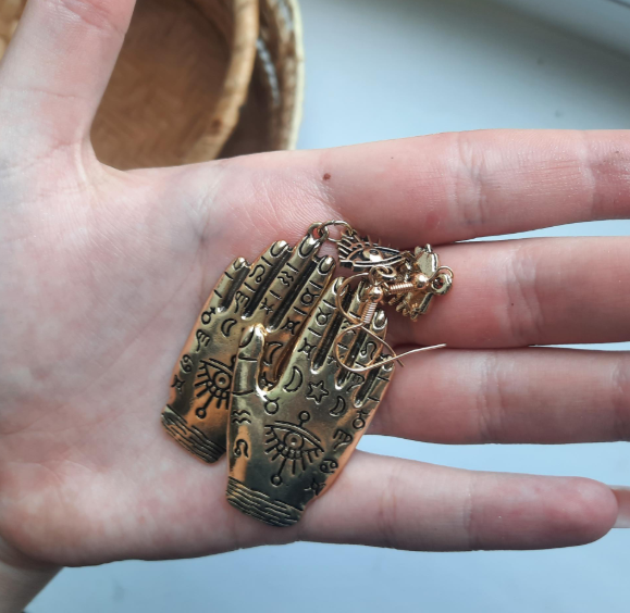 Hand of Fate Hamsa -riippukorvakorut