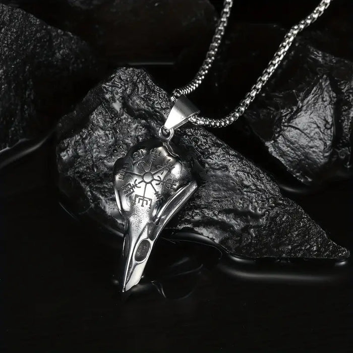 Korppiriipus Odin's Rune Amulet metalliketjulla hopean värinen