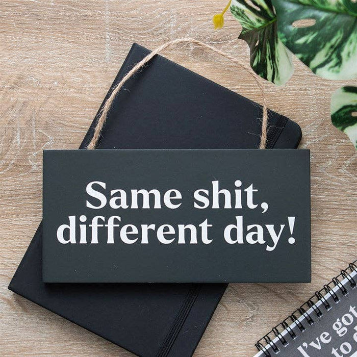 Same Sh*t, Different Day - Ripustettava Kyltti