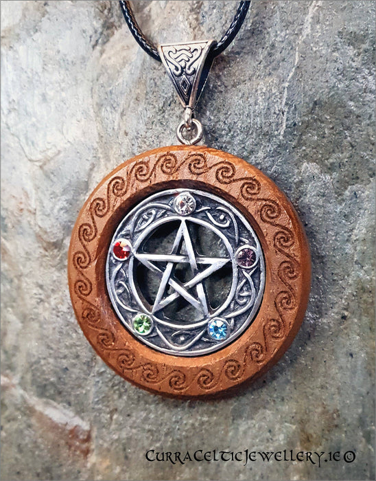 Hopeinen pentagram riipus chakra kivillä - Curra Celtic Jewellery