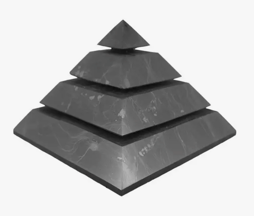 Sakkara sungiitti pyramidi 10x10cm n. 590g