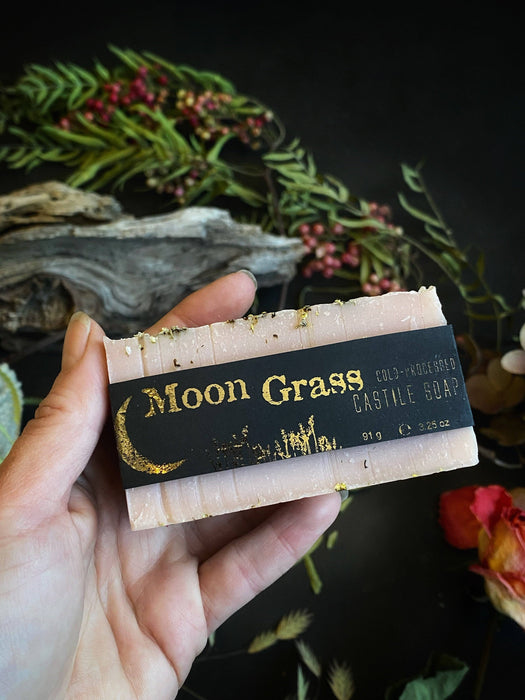 Moon Grass - Artisan, Superfatted, Kylmäprosessoitu Kastilja Saippua